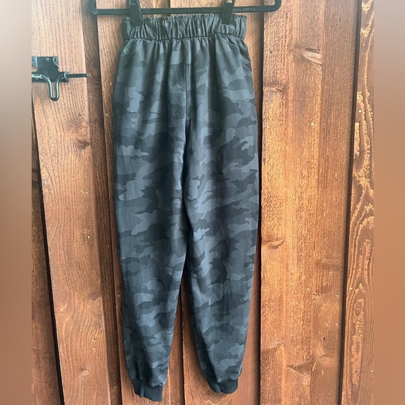 Lululemon Jogger- Size 2 - Picture 1 of 4